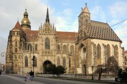 La Cappella di San Michele (primo piano) e la Cattedrale di Kosice, edificio gotico dedicato a Santa Elisabetta - © rorem / Shutterstock.com