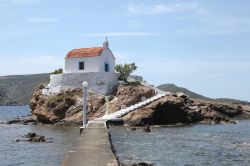 La chiesetta di Aghios Isidoros, Leros. Costruita su uno scoglio in mezzo al mare è uno degli edifici religiosi più sugggestivi di tutta l'isola: per chi desidera ammirare ...