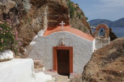 Una cappella di montagna a Leros. Se case tradizionali, grandi edifici in stile neoclassico e resti archeologici impreziosiscono quest'isola del Dodecaneso, le tante chiese edificate sul ...