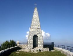 Cappella del monte Palanzone ad est di Brunate - Ci troviamo ai 1436 metri di altezza di questa montagna, la seconda cima di quello che viene chiamato il triangolo Lariano, chiuso a levante ...