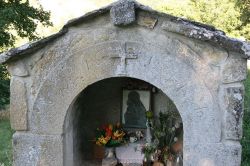 Una Cappella votiva nelle colline intorno a Grizzana Morandi in Emilia-Romagna - © Carlo Pelagalli / Wikipedia