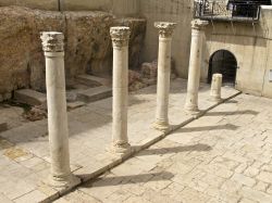 Il Cardo Massimo di Gerusalemme, nel quartiere ebraico, era la strada principale della città romana e bizantina fondata nel II secolo a.C. Oggi ne possiamo ammirare un tratto di circa ...