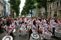 Carnevale di Notting Hill, la spumeggiante festa di fine agosto nel quartiere di Londra, Inghilterra. Si tiene ogni anno, dal lontano 1965, e a ogni edizione richiama un milione di turisti - Bikeworldtravel ...