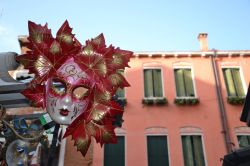 Carnevale a  Venezia una maschera lungo una calle della città lagunare