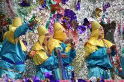 Maschere al carnevale del Mardi Gras, New Orleans - Colori sgargianti per i costumi di carnevale indossati durante i festeggiamenti annuali del martedì grasso che riunisce turisti e residenti ...
