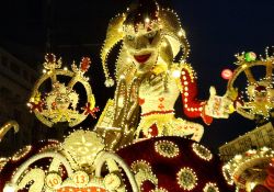 Carnevale di Acireale, un carro infiorito nella famosa sfilata allegorica in Sicilia - © Ammit Jack / Shutterstock.com