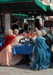 Carnevale di Venezia: alcune maschere si ritorano in un un ristorante del Sestiere Castello - © Radu Razvan / Shutterstock.com