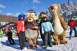 Carnevale in maschera sulla neve: a Cortina d'Ampezzo i simpatici personaggi del film d'animazione l'Era Glaciale.
