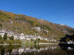 Carona in estate, fotografata con il suo piccolo lago. Siamo in Lombardia, nella alta Valle Brembana, tra le cime delle Alpi Orobiche - © www.comune.carona.bg.it