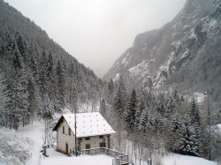 Il paesaggio inotrno a Carona in Inverno. Questa località delle Orobie, in provincia di Bergamo, è collegata alle piste di Foppolo, nell'alta Valle Brembana - © www.comune.carona.bg.it ...