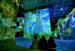 Carrieres Lumieres le spettacolari proiezioni nella cava di Baux de Provence in Francia. Nell'immagine lo spettacolo del 2013 dedicato a Monet, Renoir e Chagall