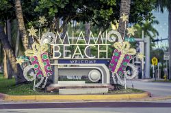 Cartello di benevunto a Miami Beach, Florida: non bisogna confondere Miami Beach con la città di Miami. Si tratta infatti di due municipi distinti, anche se molto vicini tra loro - Foto ...