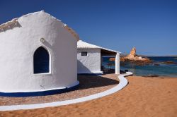 Una casa tradizionale minorchina a Cala Pregonda, lungo la costa settentrionale di Minorca (Baleari, Spagna). Situata a 10 km circa da Es Mercadal, la spiaggia è una delle più ...