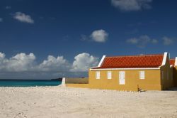 Casa coloniale a ridosso del mare a Bonaire - © Chris DeRidder / Shutterstock.com