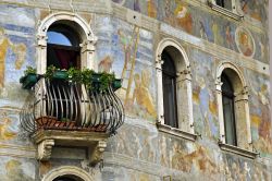 Particolare di Casa Rella, Trento - Al numero 10 di Piazza Duomo si trovano due residenze storiche di Trento, Case Rella e Cazuffi, entrambe affrescate nel XVI° secolo da splendidi dipinti ...