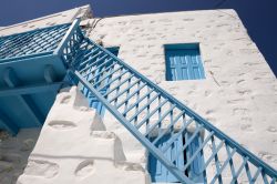 Casa bianca con infissi azzurri a Astypalaia, ...