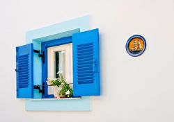 Casa bianca con finestra blu in Grecia a Skiathos ...