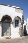 Una casa del centro storico di Patmos (Chora) nell'arcipelago del Dodecaneso, in Grecia - © baldovina / Shutterstock.com
