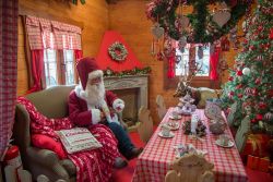 La Casa di Babbo Natale al Villaggio di Natale Flover a Bussolengo è una delle attrazioni principali del grande mercatino coperto del Veneto