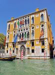 Palazzo Cavalli - Franchetti, sede dell'Istituto Veneto di Scienze, Lettere ed Arti. Si trova lungo il Canal Grande, nei pressi del Ponte dell'Accademia - © fotokyu / Shutterstock.com ...