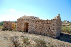 Casa rurale a Lampedusa, un classico dammuso, che si trova sull'isola principale tra quelle dell'arciplegao delle Pelagie in Sicilia - © gabrisigno / Shutterstock.com