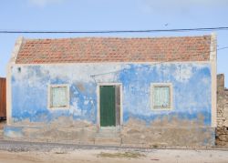 Una casa tipica a Boa Vista (Capo Verde) con le mura a pastello e uno scarso livello di manutenzione - © Sabino Parente / Shutterstock.com