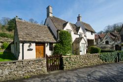 Nel vecchio borgo di Castle Combe, Inghilterra - Perfetta location per artisti e scrittori in cerca di rifugio e ispirazione, la visita a Castle Combe nel sud del Regno Unito accompagna i visitatori ...