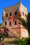 Casa fortificata a  torre sull' isola di Egina. Ci troviamo nel Golfo del Saronico in Grecia - © Ariy / Shutterstock.com