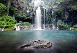 La cascata presso Trois-Bassins a ovest dell'isola de La Réunion, nell'arcipelago mascareno (Francia d'oltremare) - © infografick / Shutterstock.com