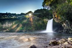 La Réunion, Isole Mascarene, Francia: la cascata che alimenta il Bassin la Paix (letteralmente "bacino della pace") lungo il corso del fiume des Roches, nella parte nord-orientale ...