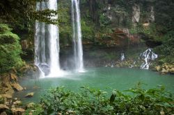 Le cascate di Agua Azul, a 50 km da Palenque, sono composte da decine di getti che si tuffano in piscine naturali di un azzurro surreale - © haak78 / Shutterstock.com