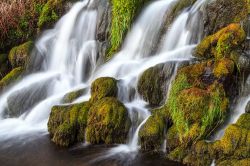 Cascata sulle montagne dell'Isola di Skye. Le Highlands della Scozia sono ricche d'acqua e spesso si incontrano dei magnifici salti idraulici (waterfall Scotland) che deliziano i fotografi ...