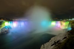 Cascate del Niagara illuminate: ecco una foto invernale delle cascate da Table Rock, nella cittadina di Niagara Falls, in Ontario (Canada). I giochi di luce rendono l'ambiente ancora più ...