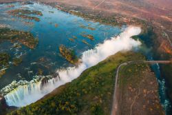 Le Cascate Vittoria, ovvero le celebri Victoria Falls in Zimbabwe, al confine con lo Zambia, considerate le più belle dell'Africa, e forse del mondo intero - © e2dan / Shutterstock.com ...