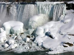 Cascate con ghiaccio: lo scenario delle Niagara Falls varia ogni stagione, sia per la portata d'acqua del Niagara River che per l'ambiente circostante. L'inverno conferisce senza ...