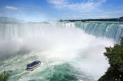 Cascate del Niagara, versante canadese: le Horseshoe Falls, com'è comunqmente chiamata la più spettacolare porzione delle cascate, si trova sul lato canadese, nello Stato dell'Ontario ...