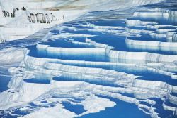 Cascate di roccia di Pamukkale sorgenti termali ...