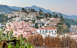 Case a Nerja in Andalusia, Spagna - Intonacate con calce bianca, le tipiche dimore di Nerja rappresentano una caratteristica di questo angolo di Costa del Sol dove l'influenza moresca continua ...