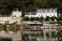 Le case del borgo di Pierrefonds si riflettono sulle acque dell'omonimo lago della Piccardia, in Francia - © Alex Justas / Shutterstock.com