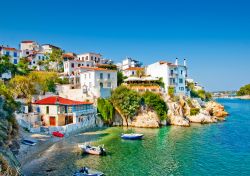 Le case di Skiathos s'affaciano sul mare ...