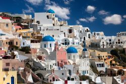 Case tipiche di Thira, sull'isola di Santorini in Grecia: in una foto tutti i colori tipici delle abitazioni delle Isole Cicladi - © tkachuk / Shutterstock.com