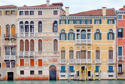 Palazzi Signorili a Venezia, lungo il Canal Grande. ...