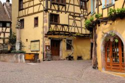 Case a graticcio nel borgo di Riquewihr, Francia - Elemento portante e allo stesso tempo stilistico, le strutture in legno utilizzate per edificare nel corso dei secoli le abitazioni a graticcio ...