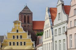Case antiche a Wismar: grazie ai suoi edifici in stile gotico baltico, la città Portuale nel nord della Germania è stata inserita tra i Patrimoni dell'Umanità dell'UNESCO ...