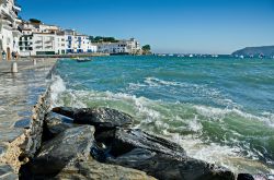 Case bianche e lungomare nel villaggio di Cadaques, Spagna 225502411 - © Ammit Jack / Shutterstock.com