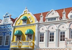 Case coloniali tipiche del centro di Oranjestad - © MaxkateUSA / Shutterstock.com