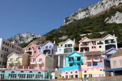 Alcune case colorate, in uno dei quartieri turistici a Gibilterra - © Philip Lange / Shutterstock.com