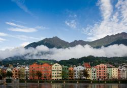 Le Case colorate del quartiere di Mariahilfe a Innsbruck (Tirolo, Austria), che s'affacciano sulle rive del fiume Inn - © Oscar Garriga Estrada / Shutterstock.com