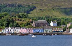 Le case colorate di Portree, il villaggio principale ...