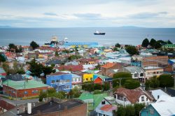 Case colorate a Punta Arenas in Cile: al lorgo vediamo lo Stretto di Magellano il canale naturale più importante della Patagonia - © Ekaterina Pokrovsky / Shutterstock.com